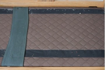 デンマークヴィンテージ　美品　Dyrlund(デューロン)　本革　チーク材のしっかりとしたフレームが印象的な3人掛けソファ　(R-086401)