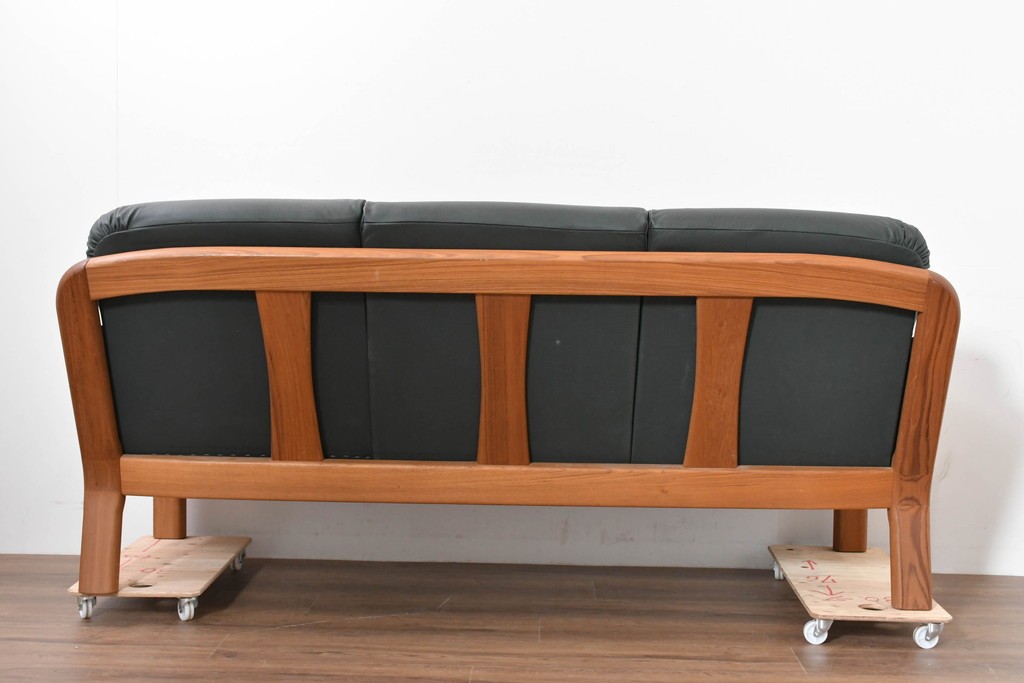 デンマークヴィンテージ　美品　Dyrlund(デューロン)　本革　チーク材のしっかりとしたフレームが印象的な3人掛けソファ　(R-086401)