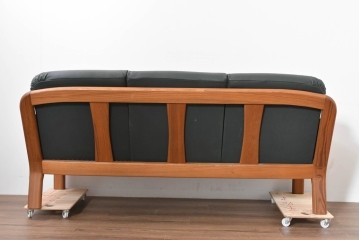 デンマークヴィンテージ　美品　Dyrlund(デューロン)　本革　チーク材のしっかりとしたフレームが印象的な3人掛けソファ　(R-086401)