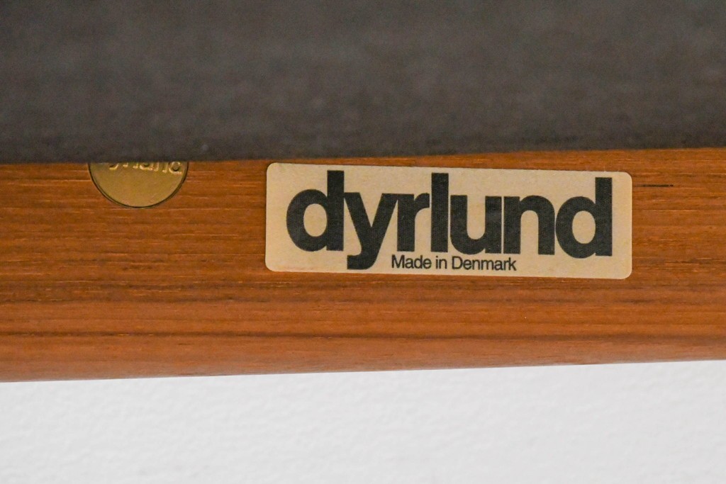 デンマークヴィンテージ　美品　Dyrlund(デューロン)　本革　チーク材のしっかりとしたフレームが印象的な3人掛けソファ　(R-086401)