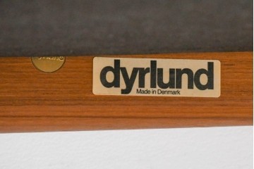 デンマークヴィンテージ　美品　Dyrlund(デューロン)　本革　チーク材のしっかりとしたフレームが印象的な3人掛けソファ　(R-086401)