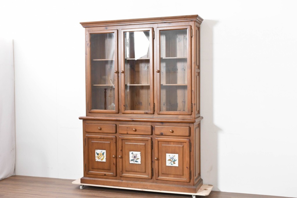 中古　美品　ACTUS(アクタス)取り扱い　バレンシアシリーズ　パイン材　花柄タイルが可愛らしいカップボード　(R-086402)