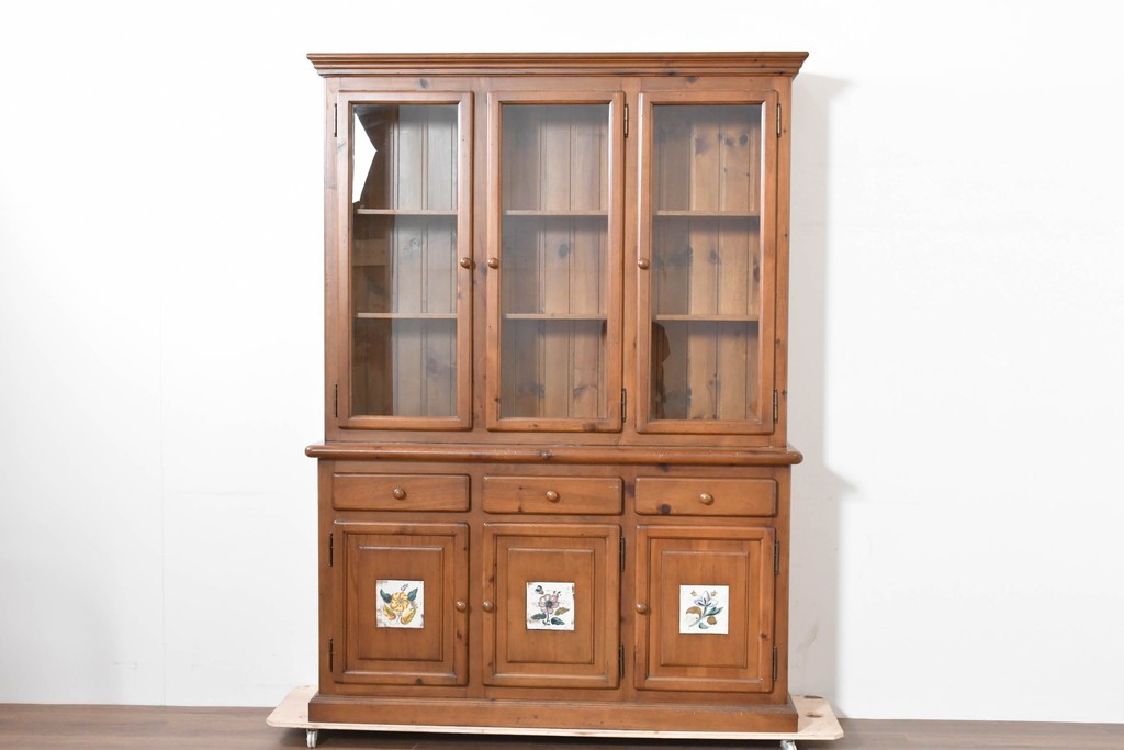 中古　美品　ACTUS(アクタス)取り扱い　バレンシアシリーズ　パイン材　花柄タイルが可愛らしいカップボード　(R-086402)