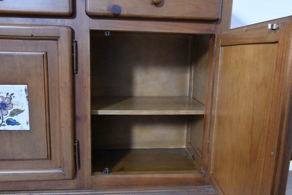 中古　美品　ACTUS(アクタス)取り扱い　バレンシアシリーズ　パイン材　花柄タイルが可愛らしいカップボード　(R-086402)