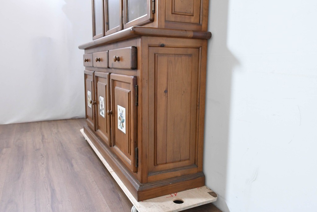 中古　美品　ACTUS(アクタス)取り扱い　バレンシアシリーズ　パイン材　花柄タイルが可愛らしいカップボード　(R-086402)