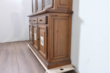 中古　美品　ACTUS(アクタス)取り扱い　バレンシアシリーズ　パイン材　花柄タイルが可愛らしいカップボード　(R-086402)