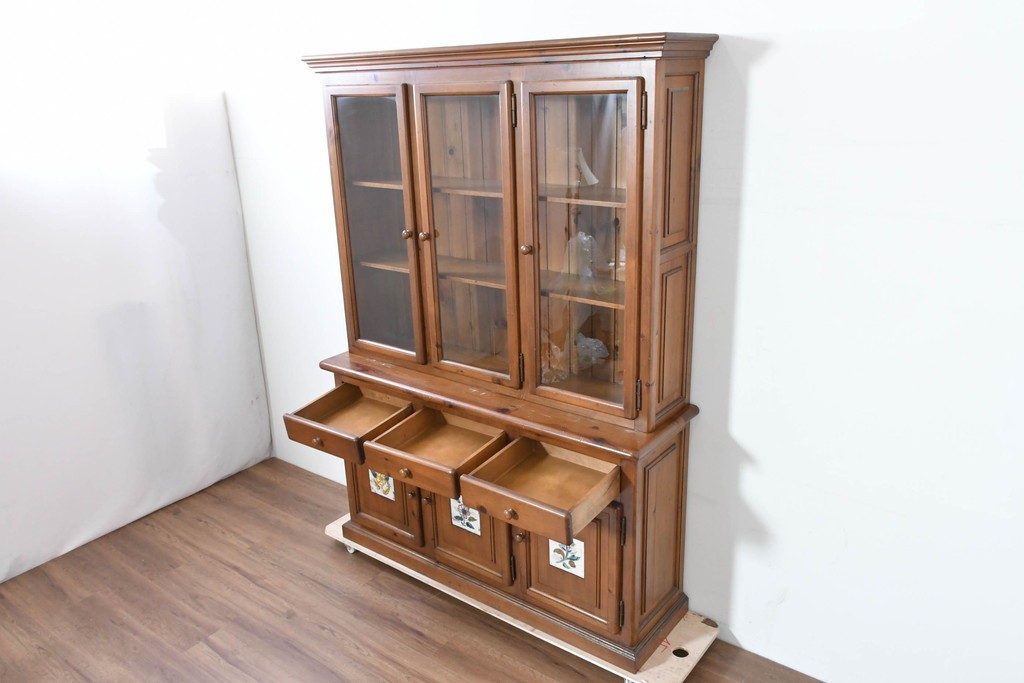 中古　美品　ACTUS(アクタス)取り扱い　バレンシアシリーズ　パイン材　花柄タイルが可愛らしいカップボード　(R-086402)