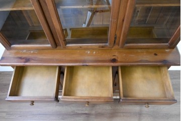 中古　美品　ACTUS(アクタス)取り扱い　バレンシアシリーズ　パイン材　花柄タイルが可愛らしいカップボード　(R-086402)