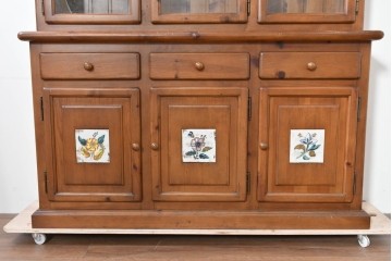 中古　美品　ACTUS(アクタス)取り扱い　バレンシアシリーズ　パイン材　花柄タイルが可愛らしいカップボード　(R-086402)