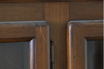 中古　美品　ACTUS(アクタス)取り扱い　バレンシアシリーズ　パイン材　花柄タイルが可愛らしいカップボード　(R-086402)