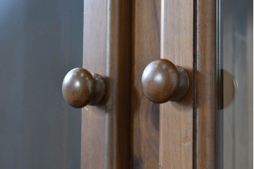 中古　美品　ACTUS(アクタス)取り扱い　バレンシアシリーズ　パイン材　花柄タイルが可愛らしいカップボード　(R-086402)