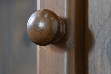 中古　美品　ACTUS(アクタス)取り扱い　バレンシアシリーズ　パイン材　花柄タイルが可愛らしいカップボード　(R-086402)