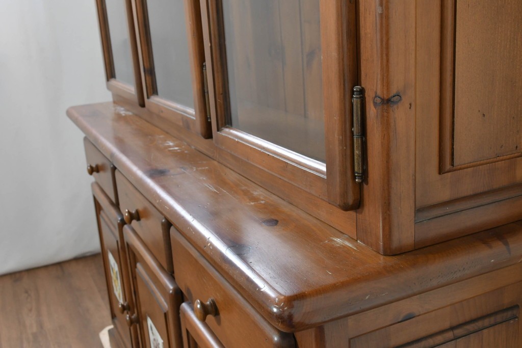 中古　美品　ACTUS(アクタス)取り扱い　バレンシアシリーズ　パイン材　花柄タイルが可愛らしいカップボード　(R-086402)