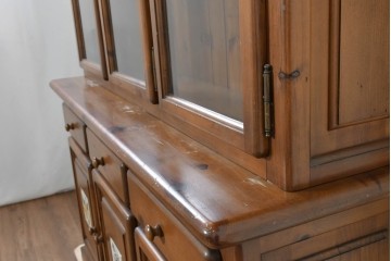 中古　美品　ACTUS(アクタス)取り扱い　バレンシアシリーズ　パイン材　花柄タイルが可愛らしいカップボード　(R-086402)