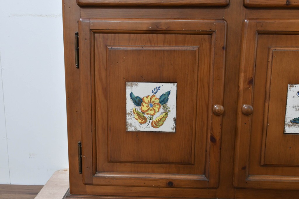 中古　美品　ACTUS(アクタス)取り扱い　バレンシアシリーズ　パイン材　花柄タイルが可愛らしいカップボード　(R-086402)