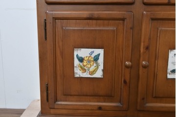 中古　美品　ACTUS(アクタス)取り扱い　バレンシアシリーズ　パイン材　花柄タイルが可愛らしいカップボード　(R-086402)