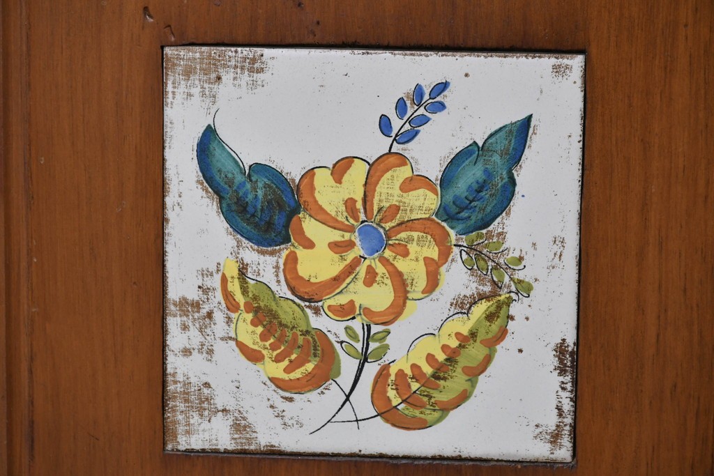 中古　美品　ACTUS(アクタス)取り扱い　バレンシアシリーズ　パイン材　花柄タイルが可愛らしいカップボード　(R-086402)