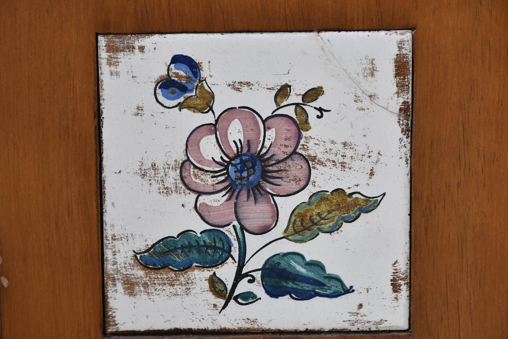 中古　美品　ACTUS(アクタス)取り扱い　バレンシアシリーズ　パイン材　花柄タイルが可愛らしいカップボード　(R-086402)