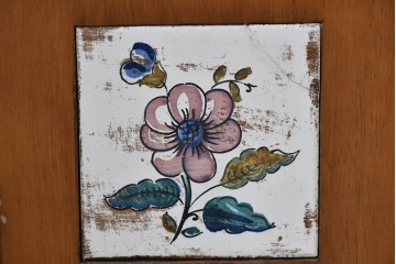 中古　美品　ACTUS(アクタス)取り扱い　バレンシアシリーズ　パイン材　花柄タイルが可愛らしいカップボード　(R-086402)