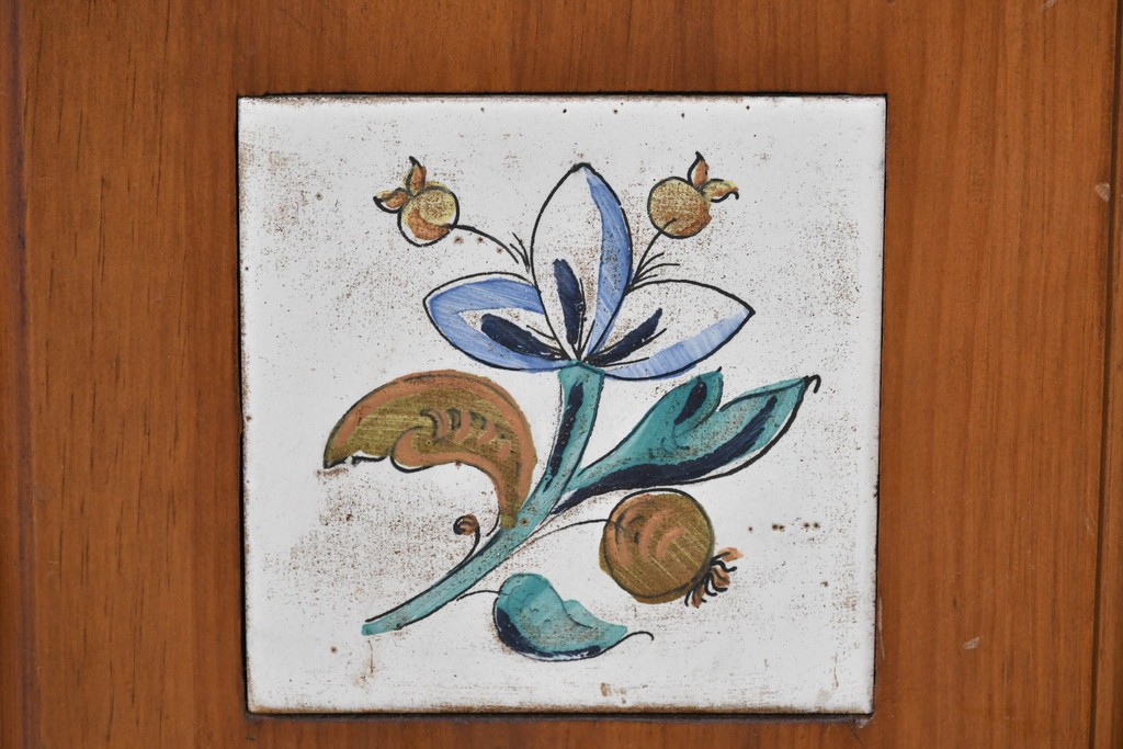 中古　美品　ACTUS(アクタス)取り扱い　バレンシアシリーズ　パイン材　花柄タイルが可愛らしいカップボード　(R-086402)