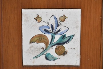 中古　美品　ACTUS(アクタス)取り扱い　バレンシアシリーズ　パイン材　花柄タイルが可愛らしいカップボード　(R-086402)