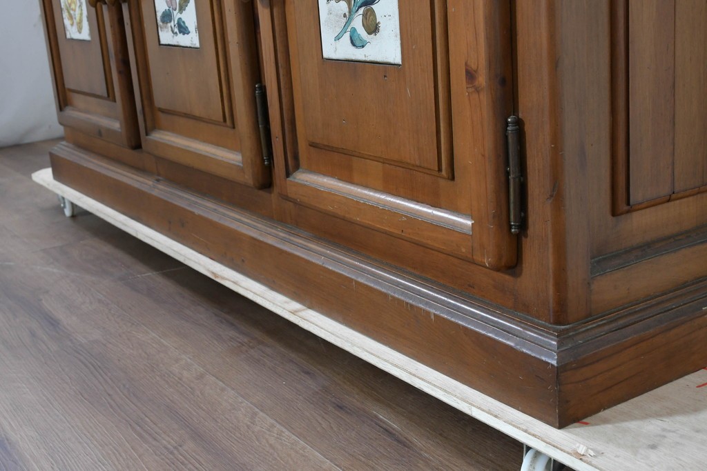 中古　美品　ACTUS(アクタス)取り扱い　バレンシアシリーズ　パイン材　花柄タイルが可愛らしいカップボード　(R-086402)