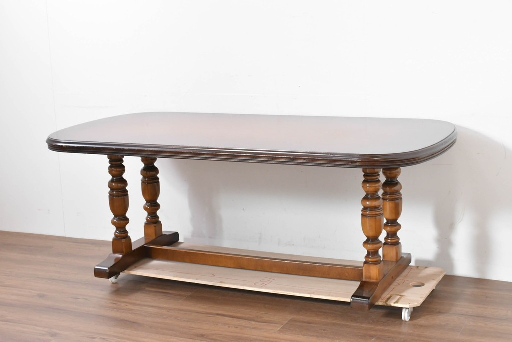 中古　美品　カリモク家具(karimoku)　COLONIAL(コロニアル)シリーズ　挽物脚のダイニングテーブル　(R-086405)