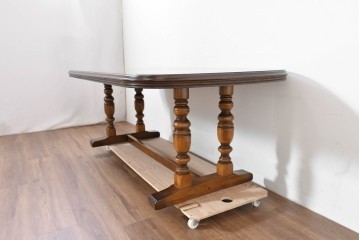 中古　美品　カリモク家具(karimoku)　COLONIAL(コロニアル)シリーズ　挽物脚のダイニングテーブル　(R-086405)