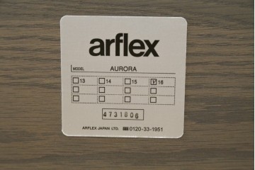 新古　展示品　arflex(アルフレックス)　AURORA(アウロラ)　グレートーンの木目がモダンなダイニングテーブル　定価約26万円　(R-086407)