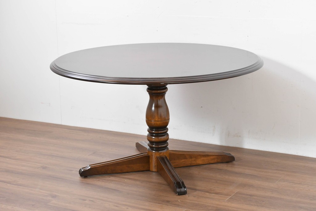中古　美品　カリモク家具(karimoku)　COLONIAL(コロニアル)シリーズ　挽き物脚の丸型ダイニングテーブル　(R-086408)