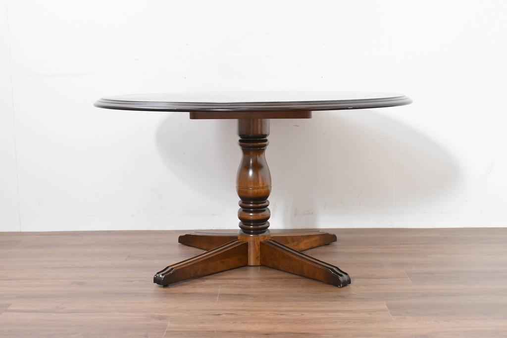 中古　美品　カリモク家具(karimoku)　COLONIAL(コロニアル)シリーズ　挽き物脚の丸型ダイニングテーブル　(R-086408)