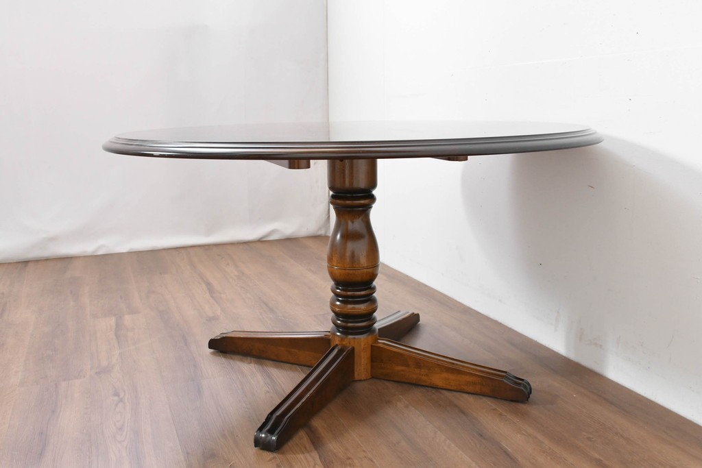 中古　美品　カリモク家具(karimoku)　COLONIAL(コロニアル)シリーズ　挽き物脚の丸型ダイニングテーブル　(R-086408)