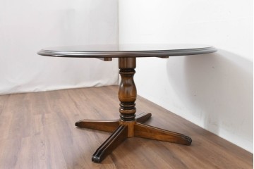 中古　美品　カリモク家具(karimoku)　COLONIAL(コロニアル)シリーズ　挽き物脚の丸型ダイニングテーブル　(R-086408)