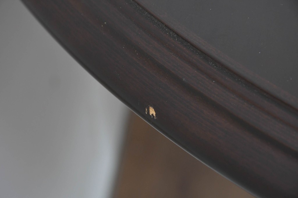 中古　美品　カリモク家具(karimoku)　COLONIAL(コロニアル)シリーズ　挽き物脚の丸型ダイニングテーブル　(R-086408)