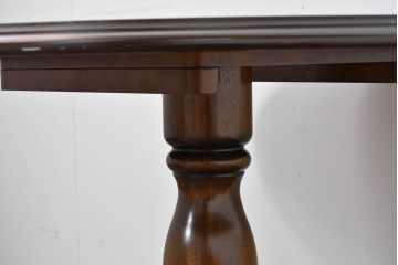 中古　美品　カリモク家具(karimoku)　COLONIAL(コロニアル)シリーズ　挽き物脚の丸型ダイニングテーブル　(R-086408)