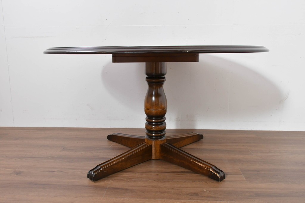 中古　美品　カリモク家具(karimoku)　COLONIAL(コロニアル)シリーズ　挽き物脚の丸型ダイニングテーブル　(R-086408)