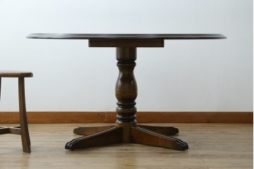 中古　美品　カリモク家具(karimoku)　COLONIAL(コロニアル)シリーズ　挽き物脚の丸型ダイニングテーブル　(R-086408)