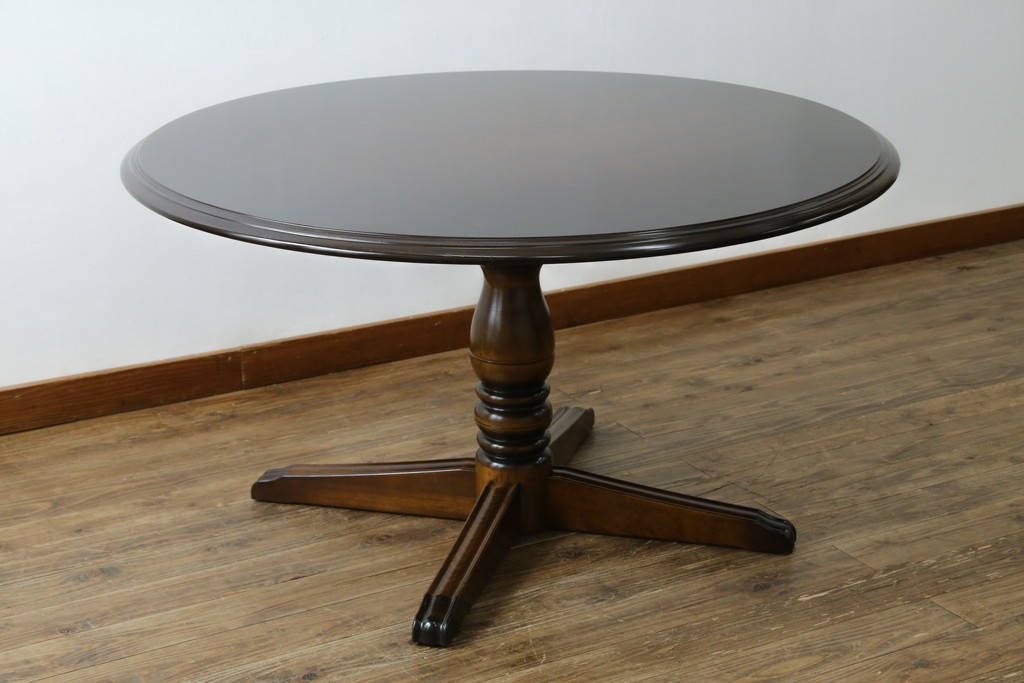 中古　美品　カリモク家具(karimoku)　COLONIAL(コロニアル)シリーズ　挽き物脚の丸型ダイニングテーブル　(R-086408)