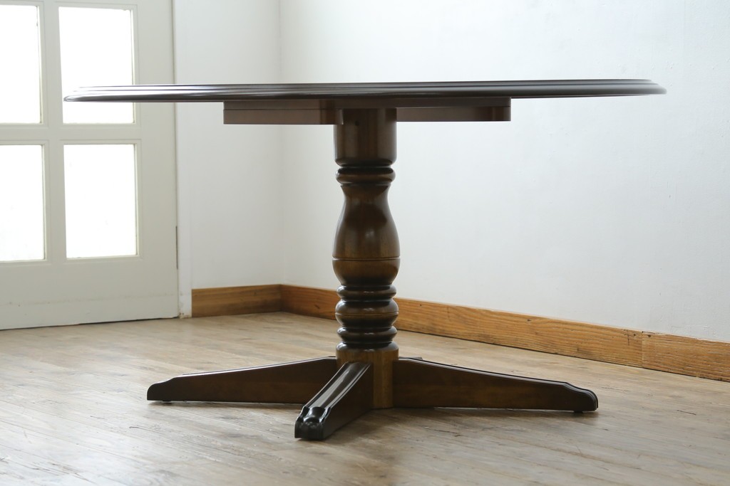中古　美品　カリモク家具(karimoku)　COLONIAL(コロニアル)シリーズ　挽き物脚の丸型ダイニングテーブル　(R-086408)