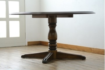 中古　美品　カリモク家具(karimoku)　COLONIAL(コロニアル)シリーズ　挽き物脚の丸型ダイニングテーブル　(R-086408)