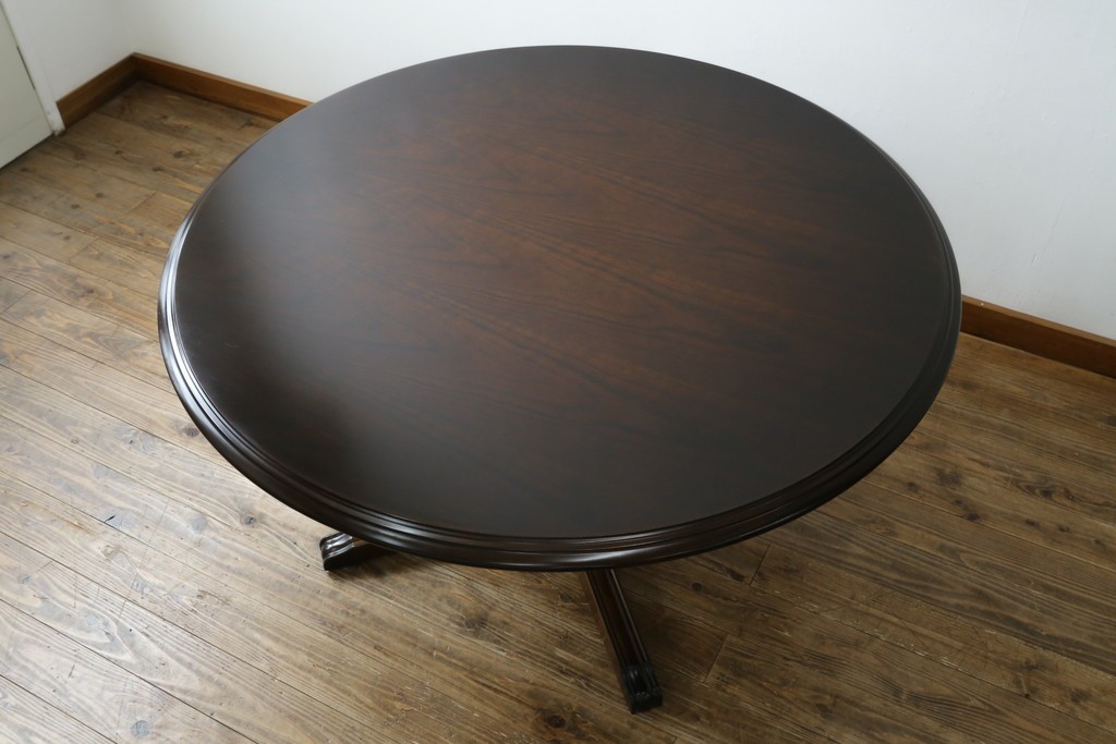 中古　美品　カリモク家具(karimoku)　COLONIAL(コロニアル)シリーズ　挽き物脚の丸型ダイニングテーブル　(R-086408)