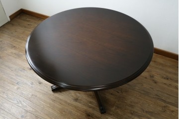 中古　美品　カリモク家具(karimoku)　COLONIAL(コロニアル)シリーズ　挽き物脚の丸型ダイニングテーブル　(R-086408)