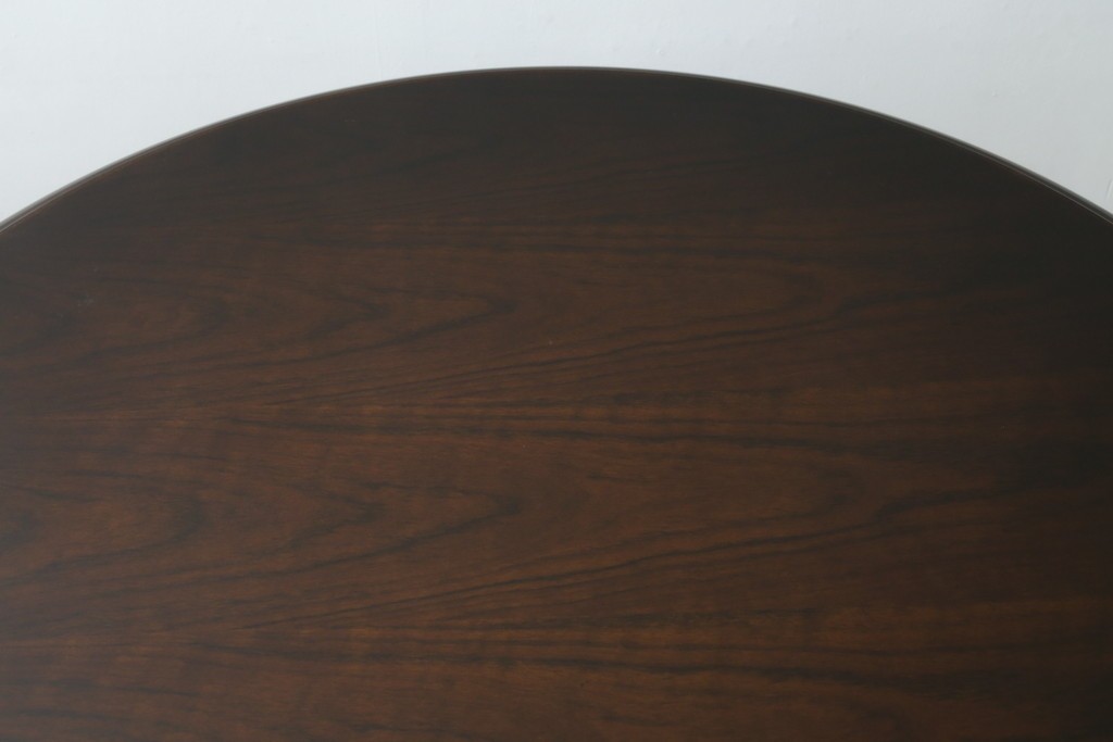 中古　美品　カリモク家具(karimoku)　COLONIAL(コロニアル)シリーズ　挽き物脚の丸型ダイニングテーブル　(R-086408)