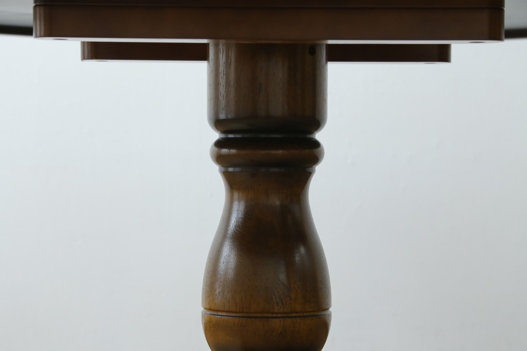 中古　美品　カリモク家具(karimoku)　COLONIAL(コロニアル)シリーズ　挽き物脚の丸型ダイニングテーブル　(R-086408)