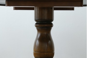 中古　美品　カリモク家具(karimoku)　COLONIAL(コロニアル)シリーズ　挽き物脚の丸型ダイニングテーブル　(R-086408)