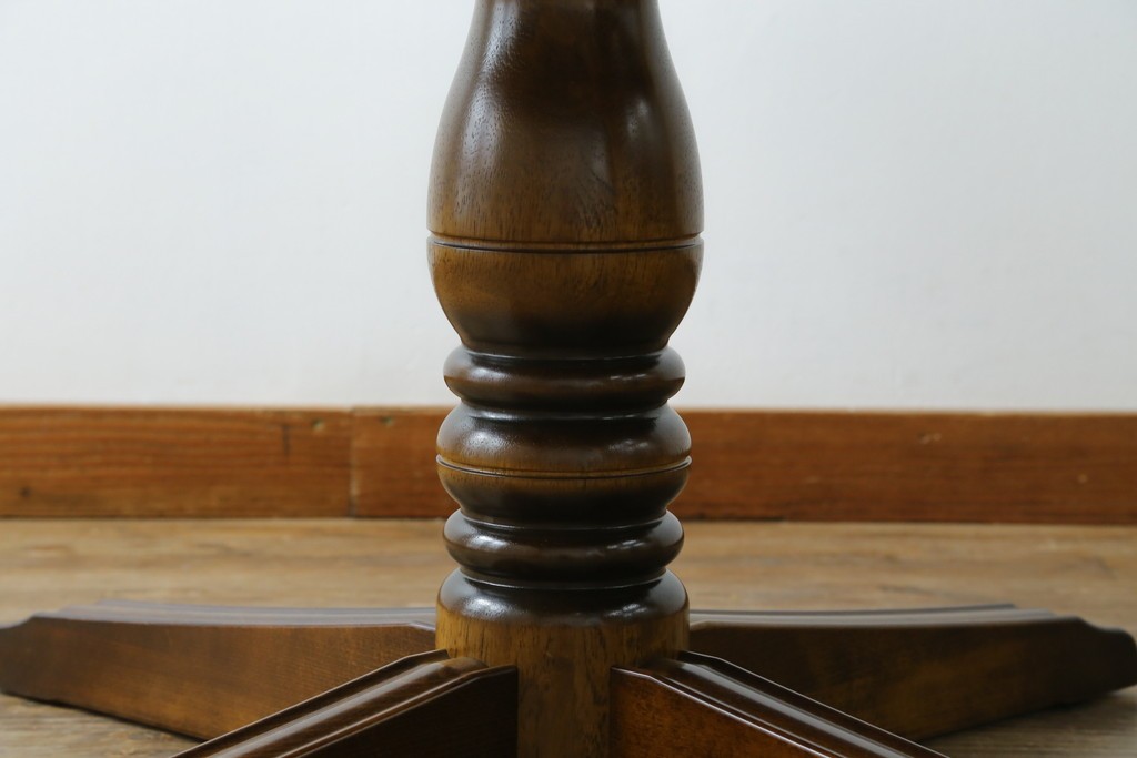 中古　美品　カリモク家具(karimoku)　COLONIAL(コロニアル)シリーズ　挽き物脚の丸型ダイニングテーブル　(R-086408)