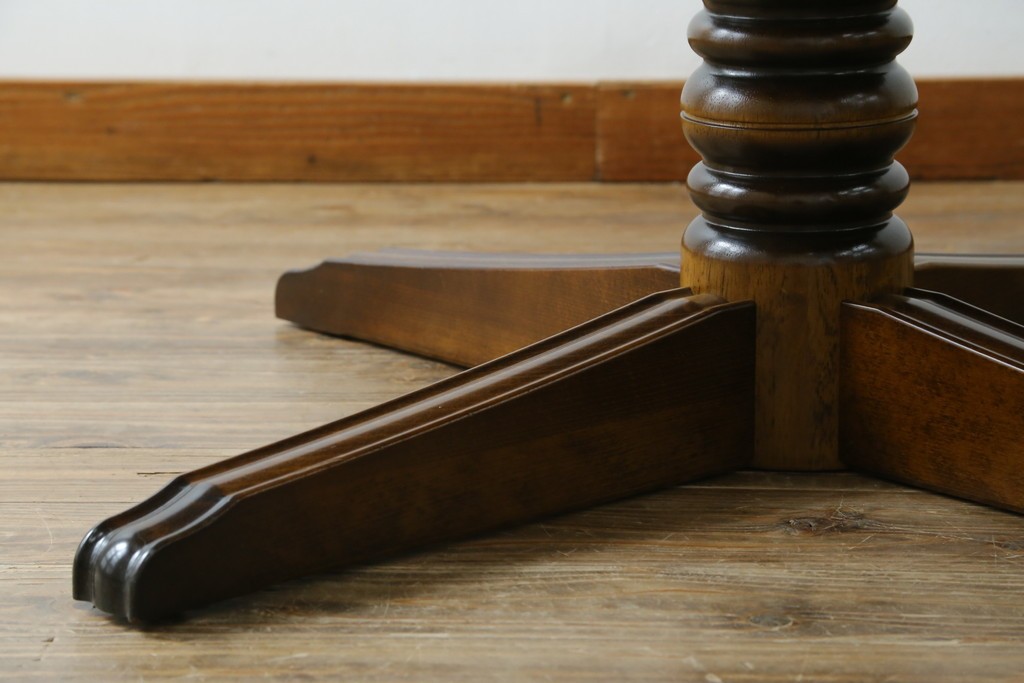 中古　美品　カリモク家具(karimoku)　COLONIAL(コロニアル)シリーズ　挽き物脚の丸型ダイニングテーブル　(R-086408)