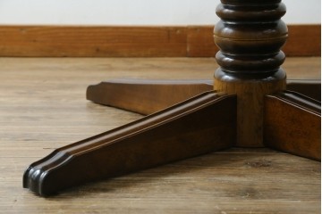 中古　美品　カリモク家具(karimoku)　COLONIAL(コロニアル)シリーズ　挽き物脚の丸型ダイニングテーブル　(R-086408)