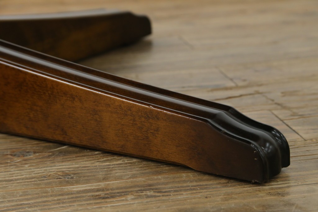 中古　美品　カリモク家具(karimoku)　COLONIAL(コロニアル)シリーズ　挽き物脚の丸型ダイニングテーブル　(R-086408)