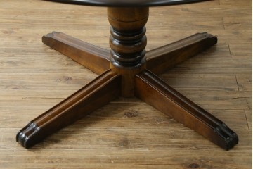 中古　美品　カリモク家具(karimoku)　COLONIAL(コロニアル)シリーズ　挽き物脚の丸型ダイニングテーブル　(R-086408)